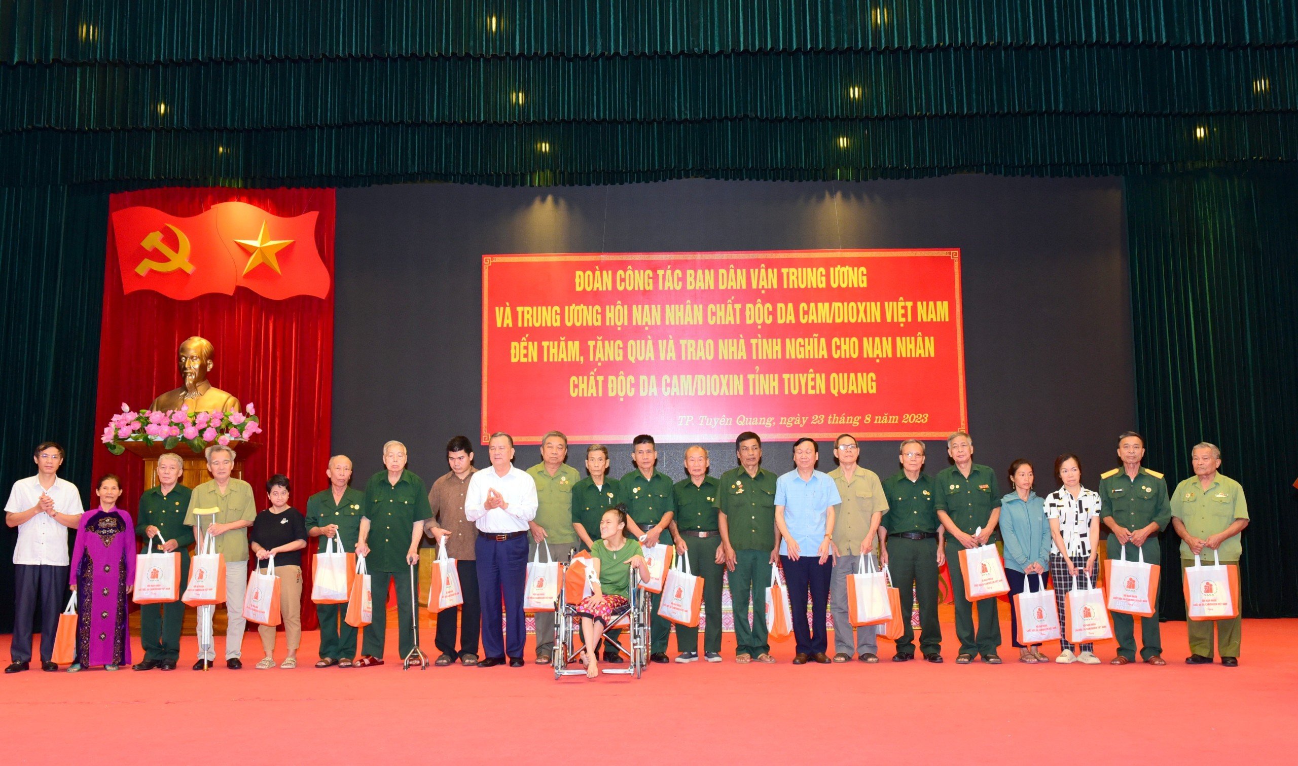 Lãnh đạo Ban Dân vận Trung ương thăm và tặng quà nạn nhân chất độc da cam/dioxin tỉnh Tuyên Quang