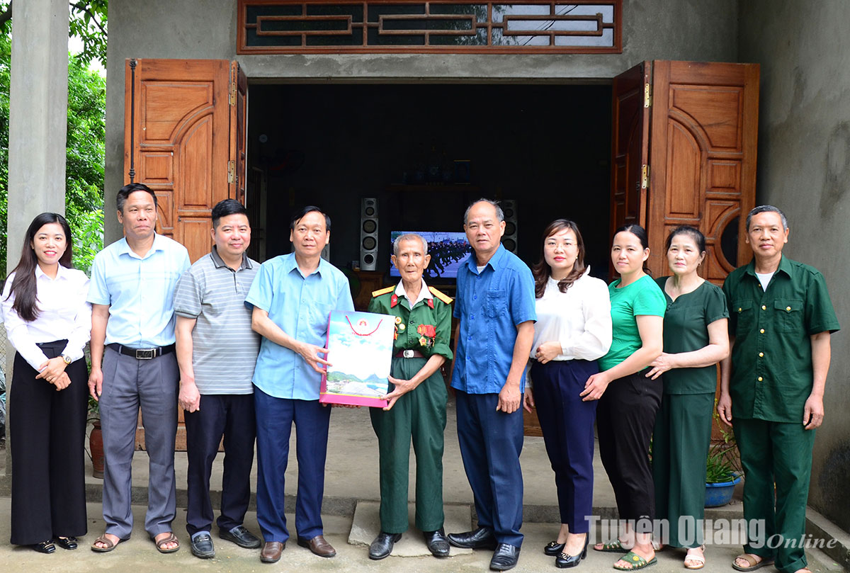 Lãnh đạo Ban Dân vận Tỉnh ủy thăm, tặng quà chiến sỹ Điện Biên tại huyện Sơn Dương
