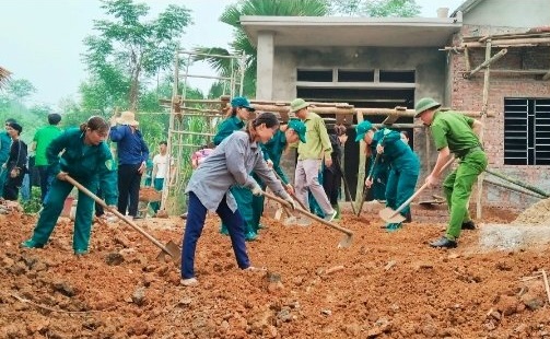 Bằng Cốc lao động giúp đỡ hộ nghèo làm nhà mới