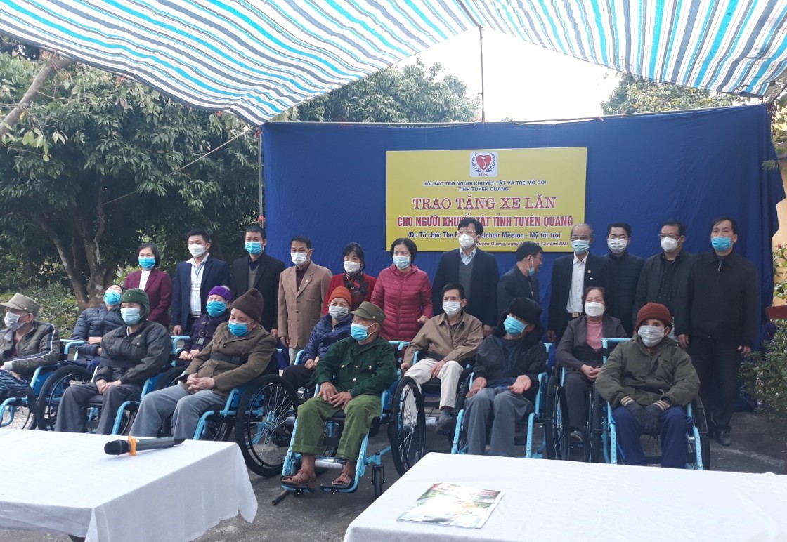 Tổ chức trao tặng xe lăn cho người khuyết tật
