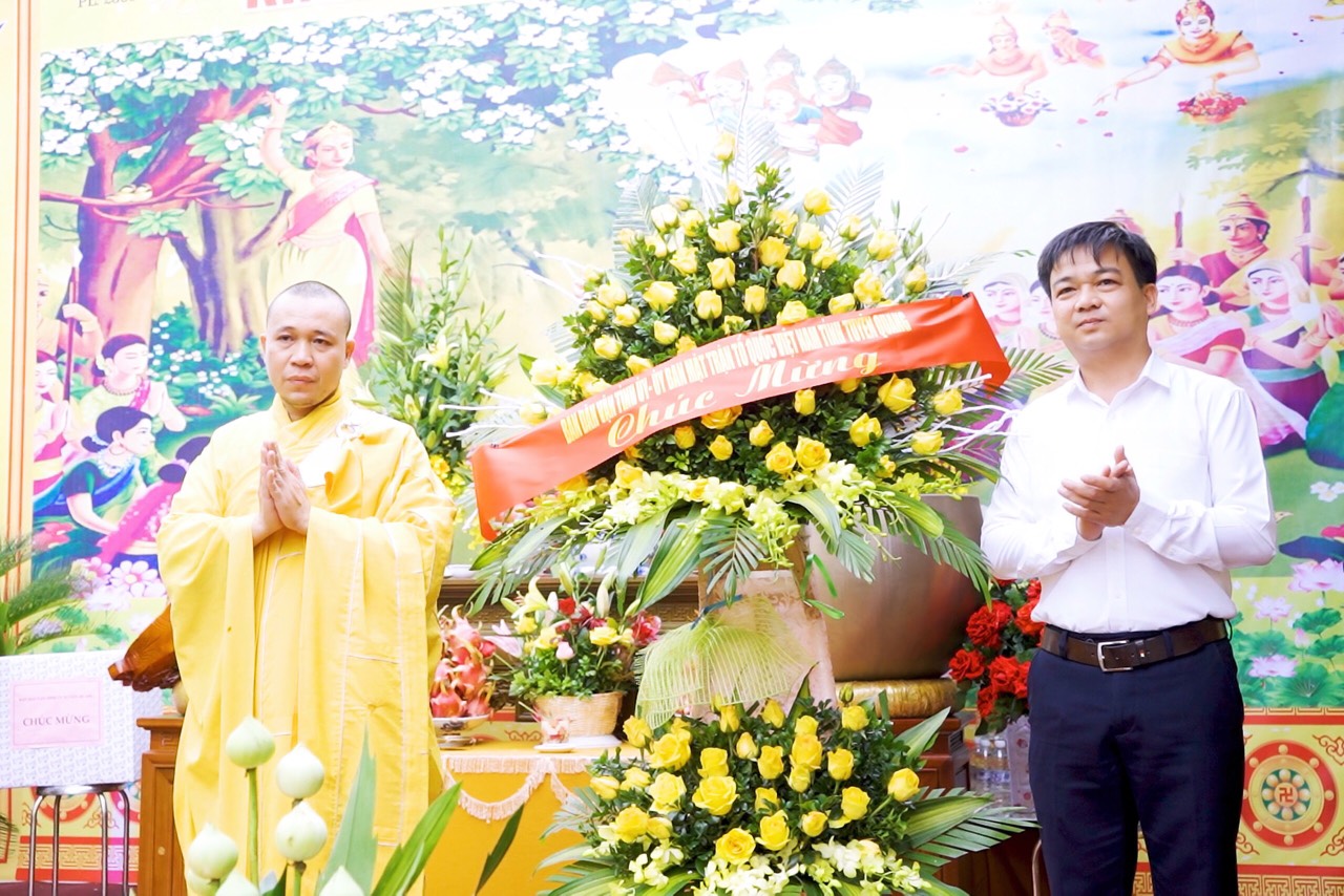 Đồng chí Nguyễn Hưng Vượng chúc mừng Đại lễ Phật đản