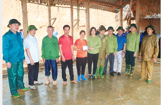 Công chức Hội đồng nhân dân và Uỷ ban nhân dân huyện Hàm Yên hỗ trợ hộ nghèo làm nhà mới