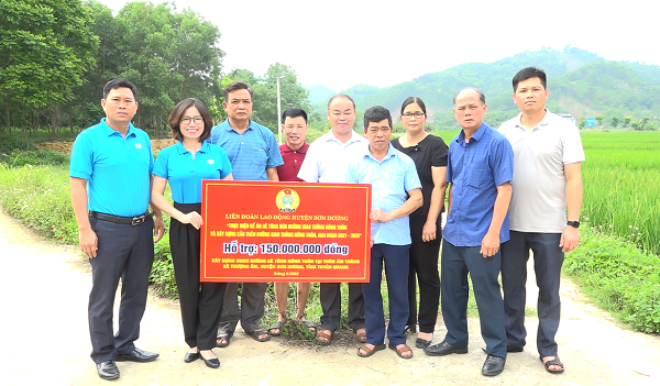 Liên đoàn Lao động huyện Sơn Dương hỗ trợ xây dựng đường giao thông nông thôn