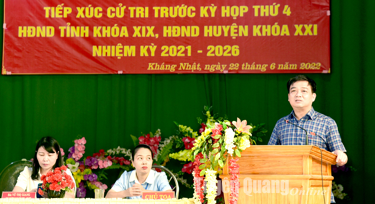 Đồng chí Trưởng Ban Dân vận Tỉnh ủy, Chủ tịch Ủy ban MTTQ tỉnh Nguyễn Hưng Vượng tiếp xúc cử tri tại huyện Sơn Dương