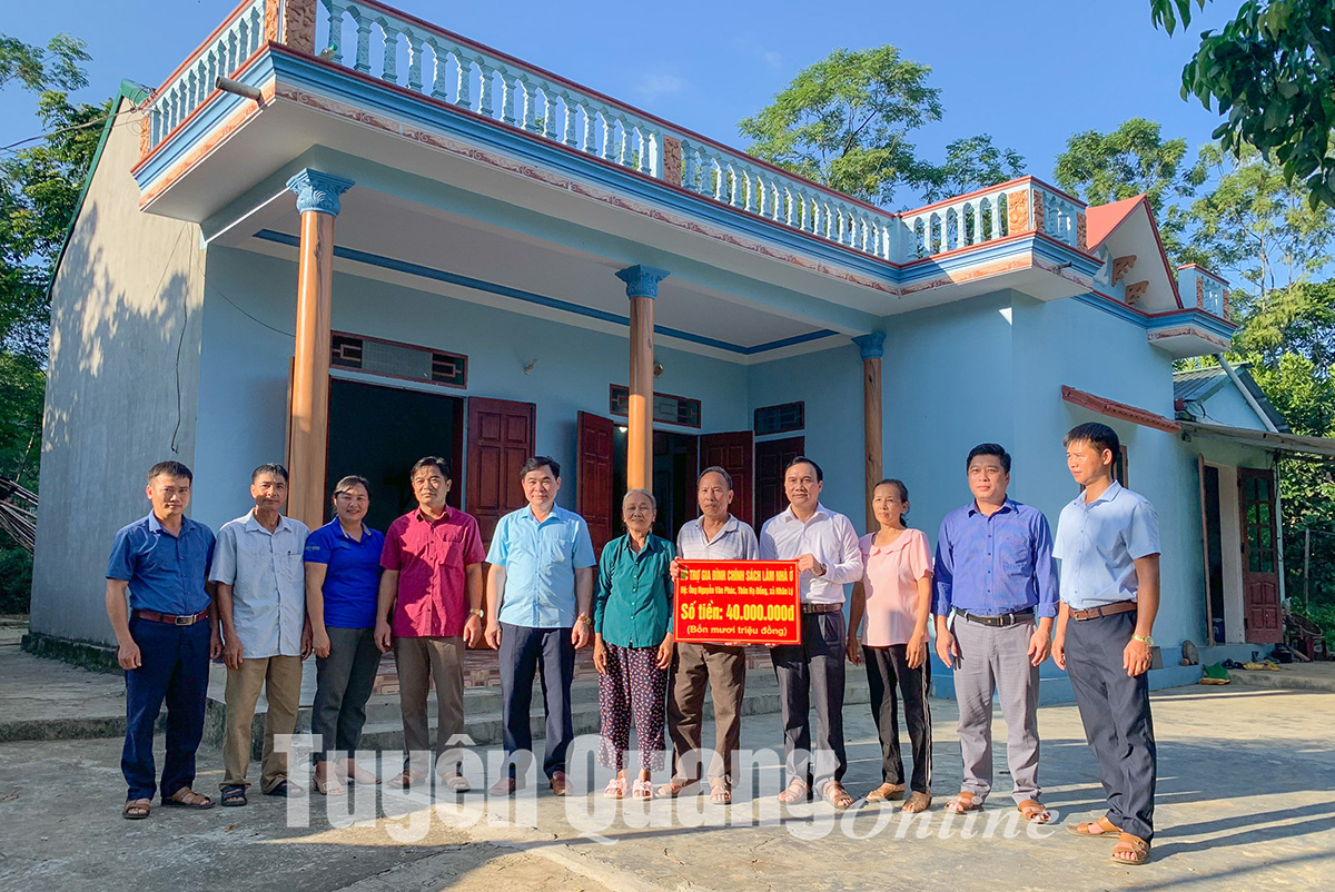 Trao 120 triệu đồng hỗ trợ làm nhà và sửa nhà cho các đối tượng chính sách ở Chiêm Hóa