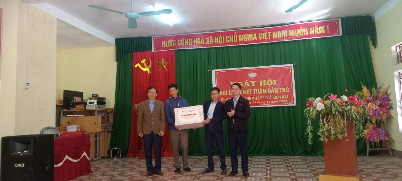Lãnh đạo Ban Dân vận Tỉnh ủy, Ủy ban Mặt trận Tổ quốc tỉnh dự ngày hội Đại đoàn kết tại xã Kiên Đài, huyện Chiêm Hóa