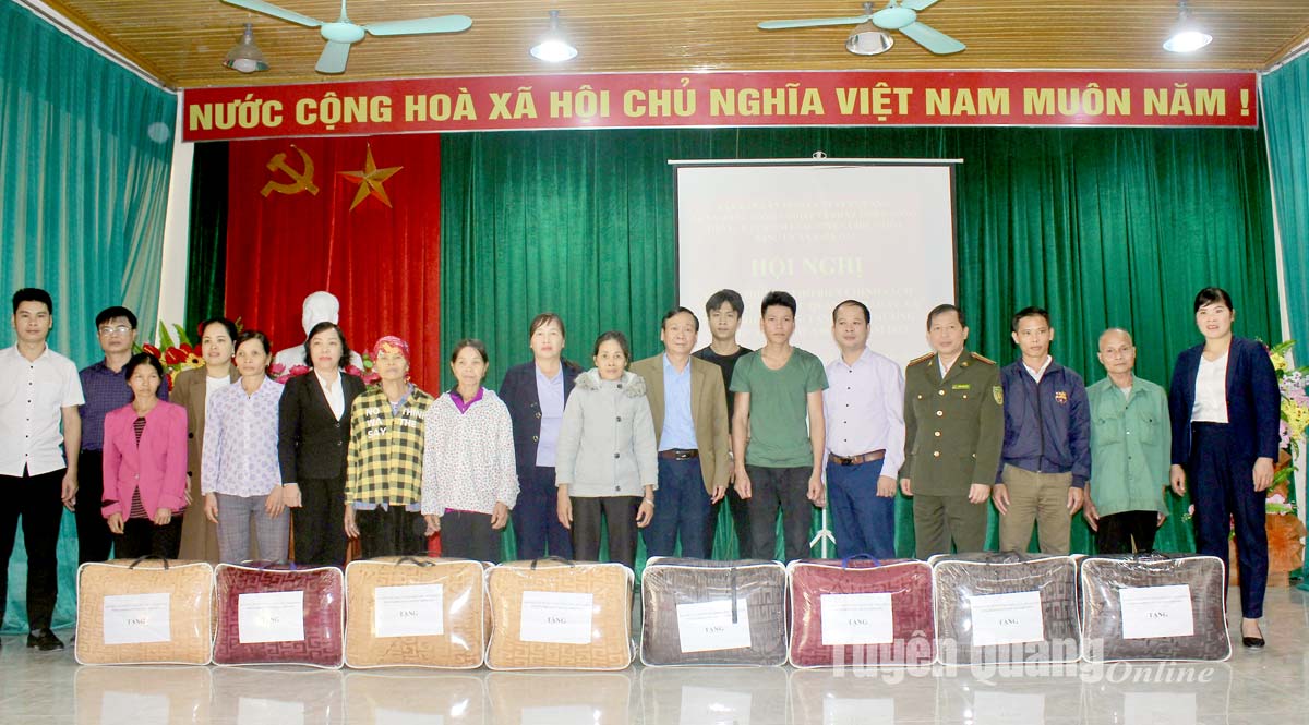 Ban Dân vận Tỉnh ủy tổ chức “3 cùng” và tặng quà gia đình chính sách xã Kiên Đài