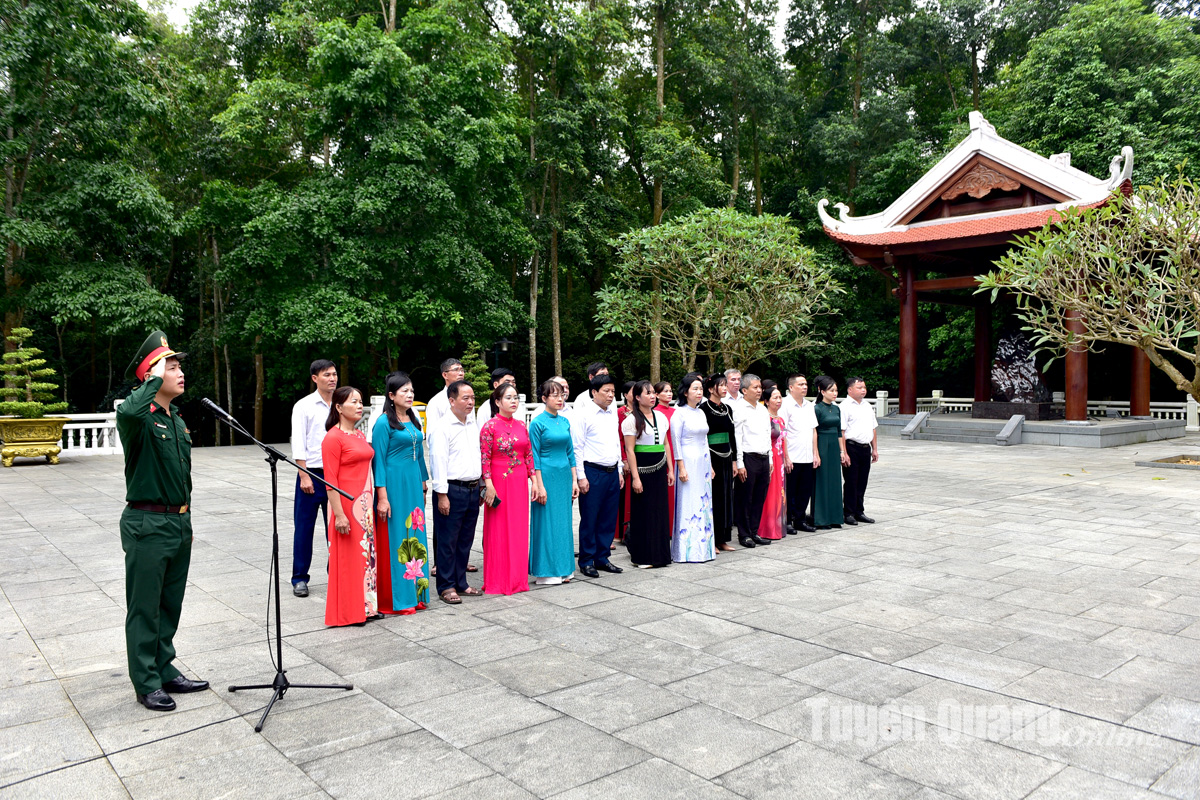 Đoàn đại biểu tiêu biểu trong công tác dân vận tỉnh báo công dâng Bác tại Khu di tích lịch sử K9 Đá Chông