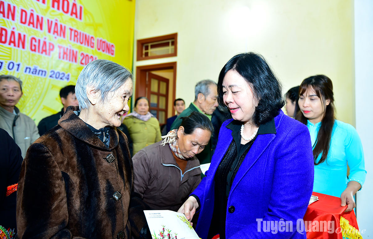 Đồng chí Trưởng Ban Dân vận Trung ương Bùi Thị Minh Hoài trao quà Tết tại Tuyên Quang