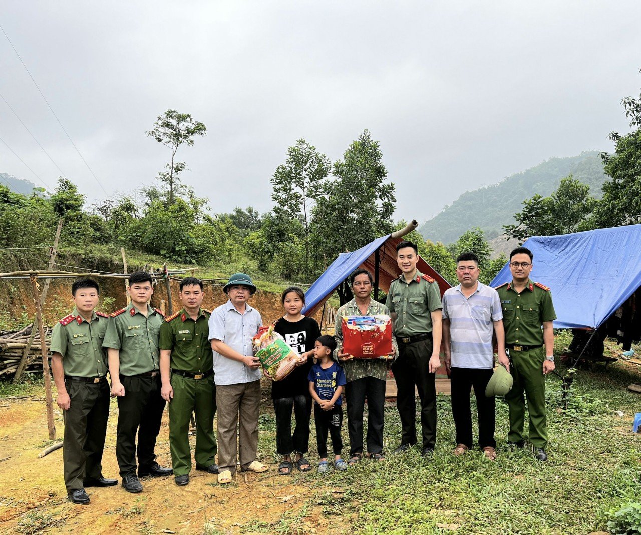 Công an Yên Sơn giúp đỡ gia đình bị thiệt hai do mưa bão