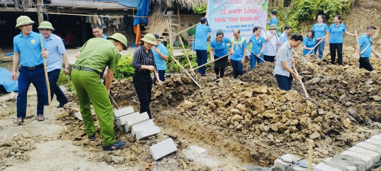 Hỗ trợ hộ nghèo đơn thân xây dựng nhà đại đoàn kết tai thôn Tân Tiến, xã Lương Thiện