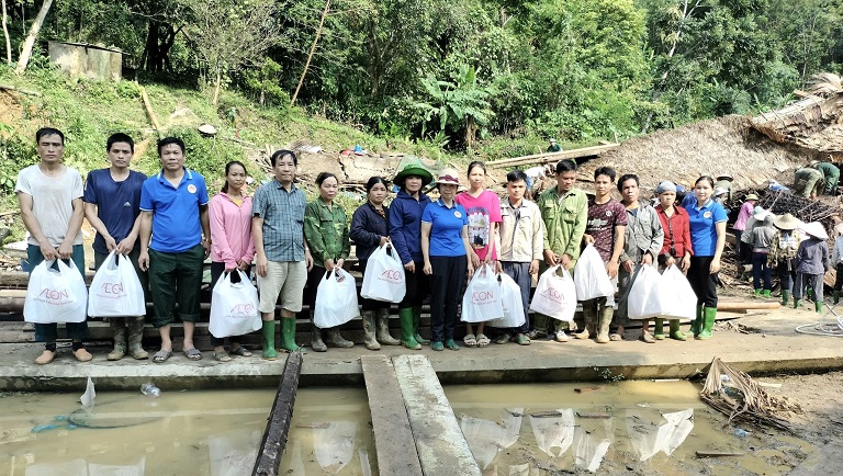 Ban Dân vận Tỉnh ủy tham gia cùng nhân dân tại xã Kiên Đài  khắc phục hậu quả do mưa lũ